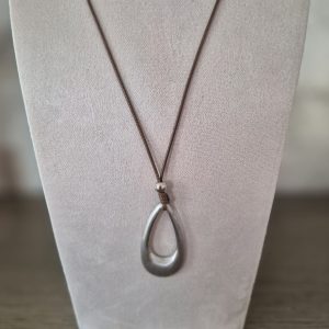 Collier avec pendentif larme argentée